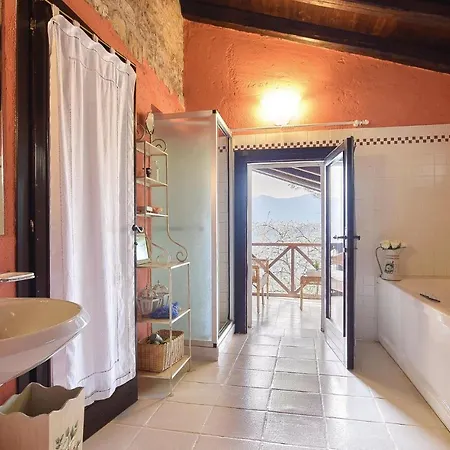 Casa vacanze Gorgeous In With Sauna Tarzo